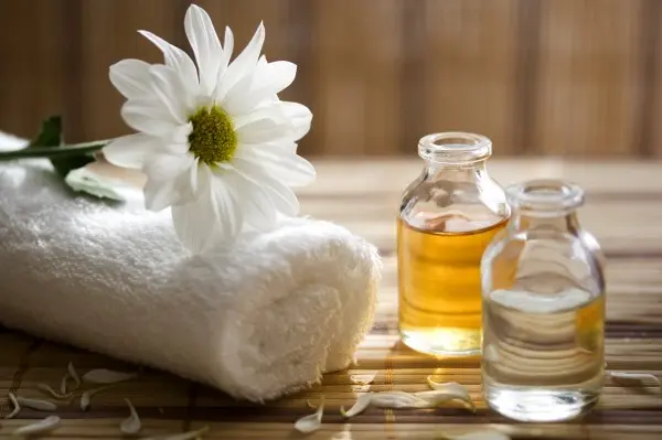نحوه ماساژ صورت با روغن زیتون