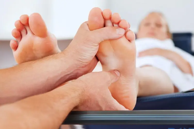 آموزش ماساژ کف پا با مالیدن قوس آن