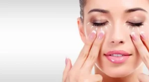 ماساژ دور چشم با استفاده از آلوئه ورا