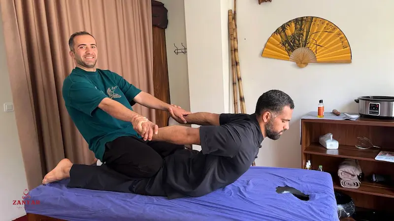 آیا شکستن قولنج برای همه افراد بیخطر است؟ چه کسانی نباید این کار را انجام دهند؟