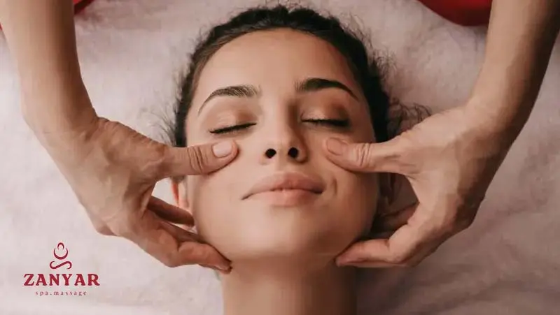 ماساژ اطراف چشم برای سفتسازی عضلات گونه