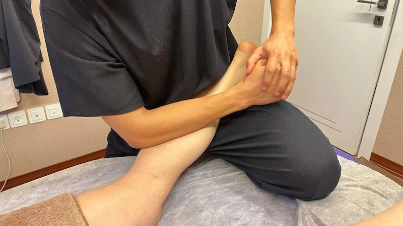 چه سبک ماساژی برای گرفتگی ساق پا مناسب است؟