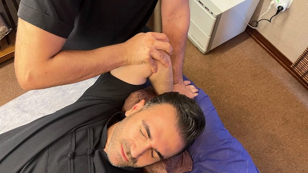 ماساژ شانه یخ زده
