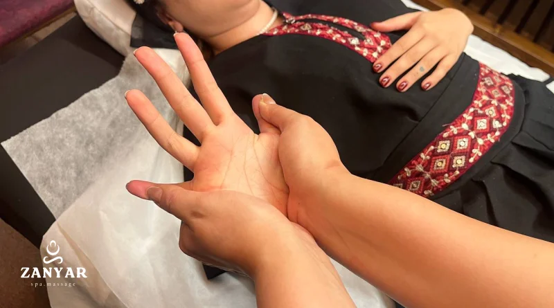 ماساژ ملایم مچ و ساعد دست برای کاهش ناراحتی های سندروم تونل کارپال
